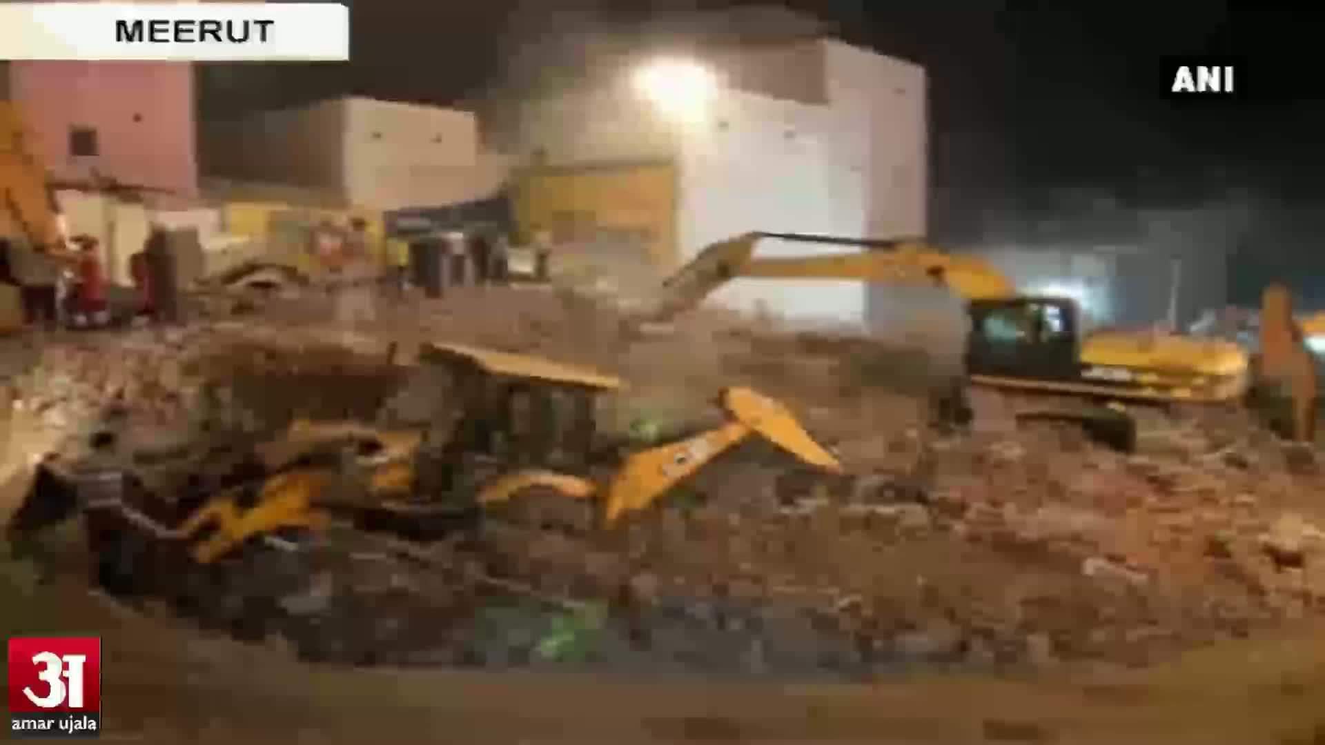 तीन मंजिला इमारत गिरी