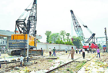 Restaurant in Garden while keeping the trains affected