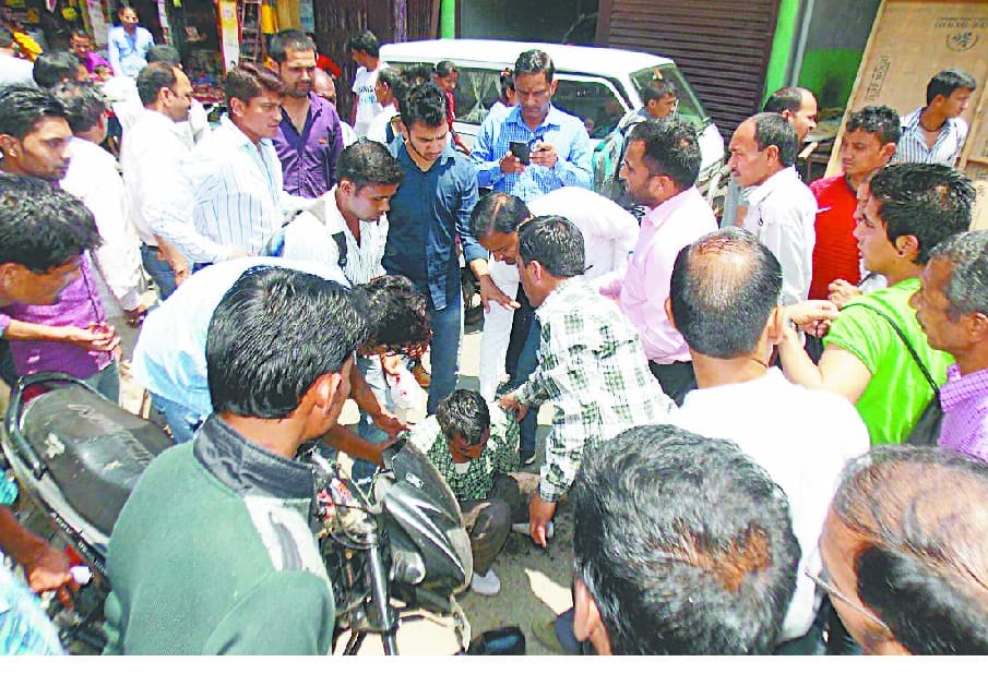 Tehsil Road Bhidin two bikes, three injured