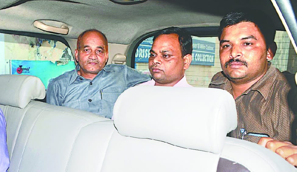 assistant IT officer arrested taking bribe of 7 thousand 