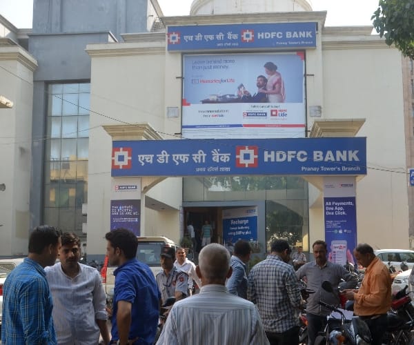  Retired personnel miscreants snatched half million