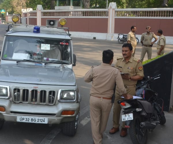 In search of the robbers escaped, post-charge suspended