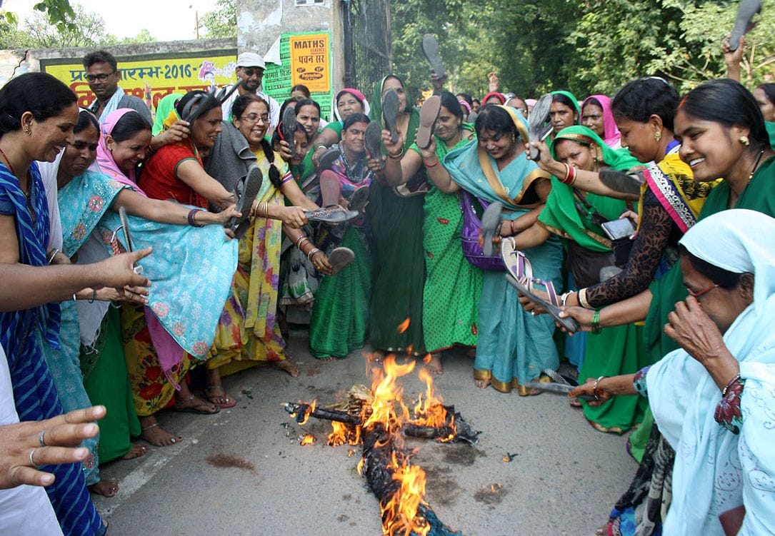 anganbadi ne menka gandhi ka funka putla