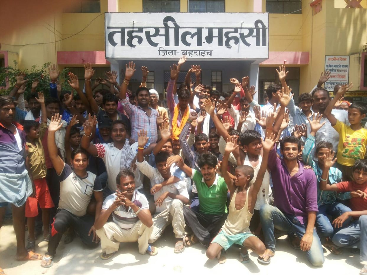 display of villagers against lekhpal