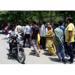 Police clashed in front of the two sides clashed fiercely gone poles, eight injured