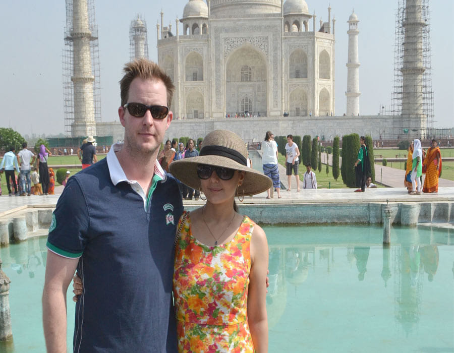 Priti Zinta saw the Tajmahal with his Husband.