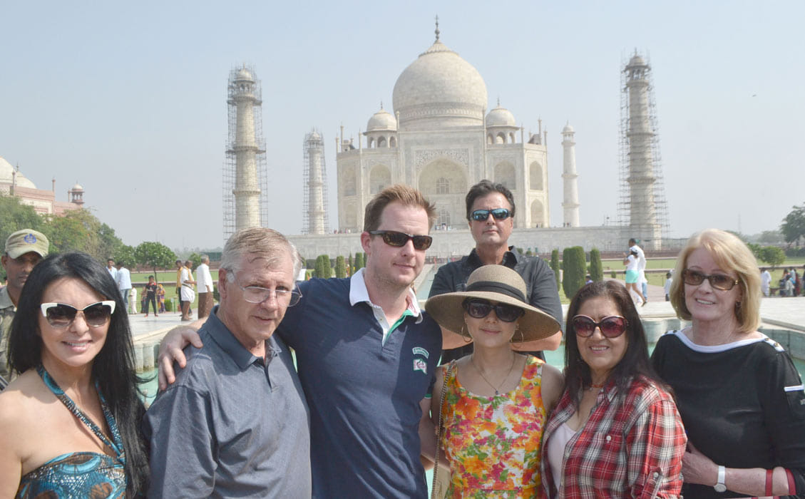 Priti Zinta saw the Tajmahal with his Husband.