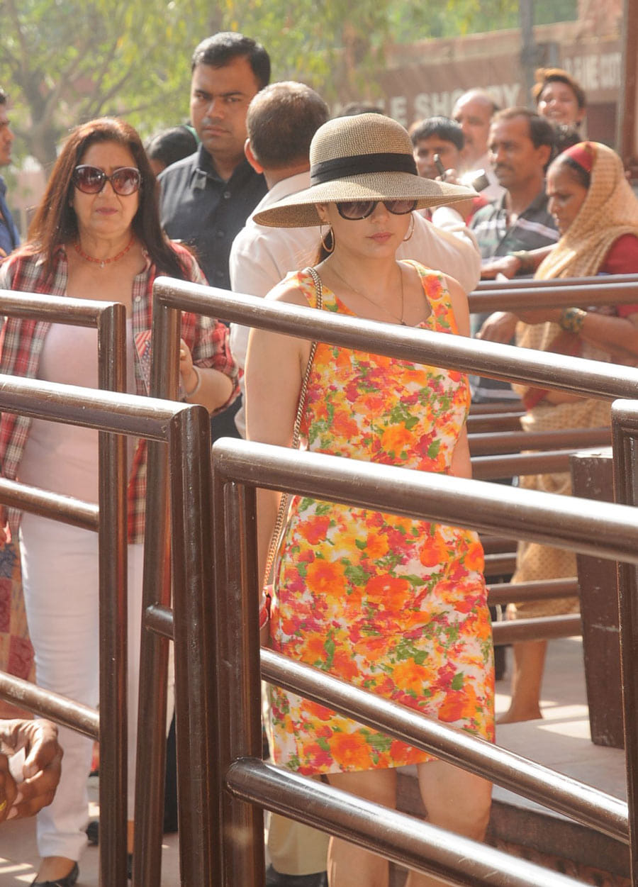 Priti Zinta saw the Tajmahal with his Husband.