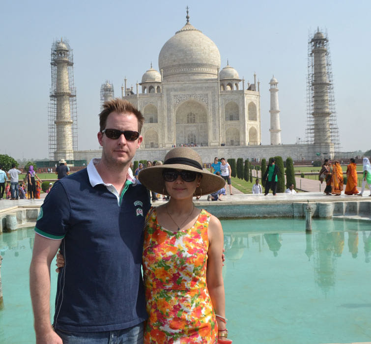 Priti Zinta saw the Tajmahal with his Husband.