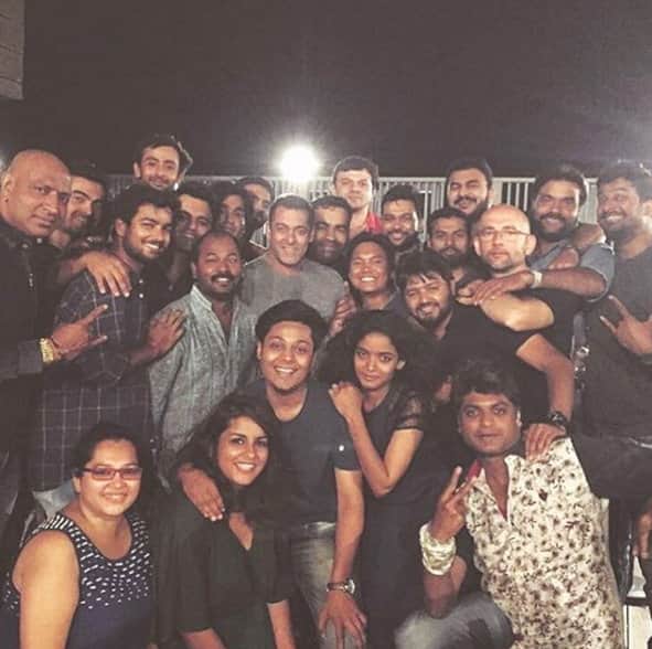 salman khan celebrates sultan movie shooting ends up in ludhiana with team