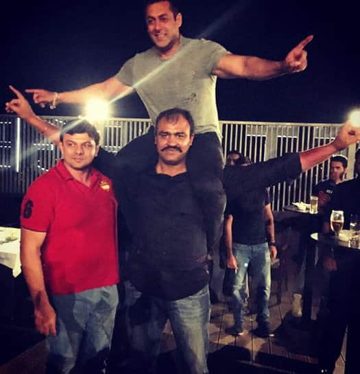 salman khan celebrates sultan movie shooting ends up in ludhiana with team