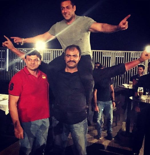 salman khan celebrates sultan movie shooting ends up in ludhiana with team