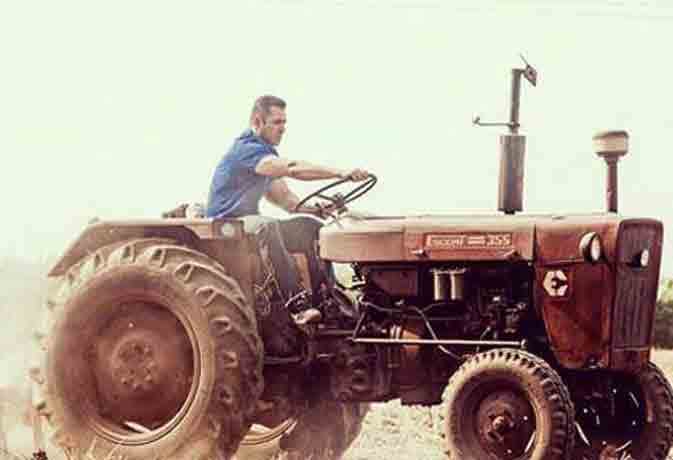 salman khan celebrates sultan movie shooting ends up in ludhiana with team