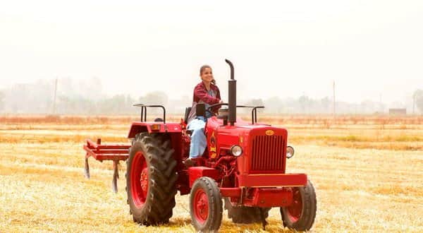 salman khan celebrates sultan movie shooting ends up in ludhiana with team