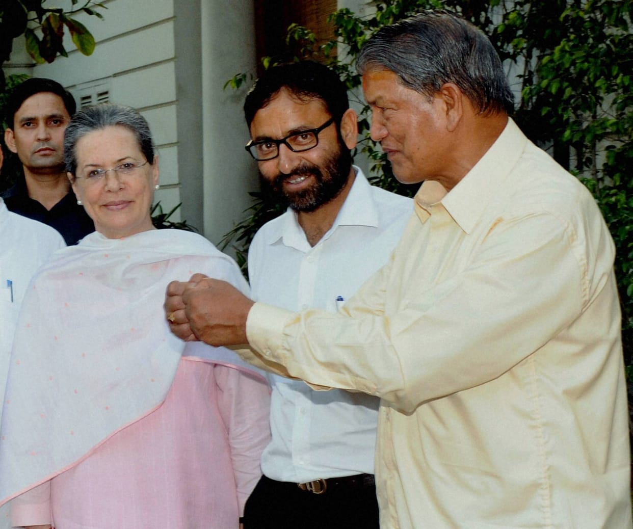 harish rawat met sonia gandhi in delhi.