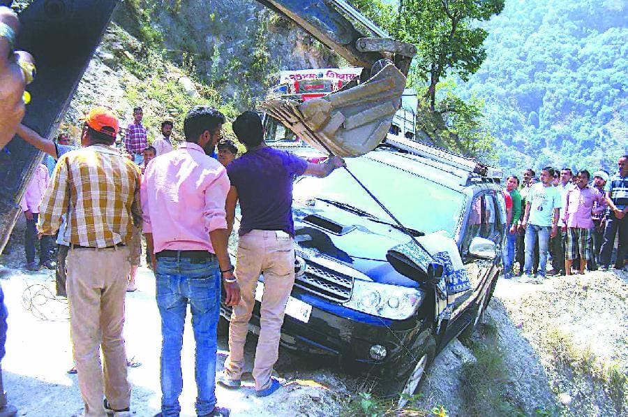 Tourists hanging down from the road car
