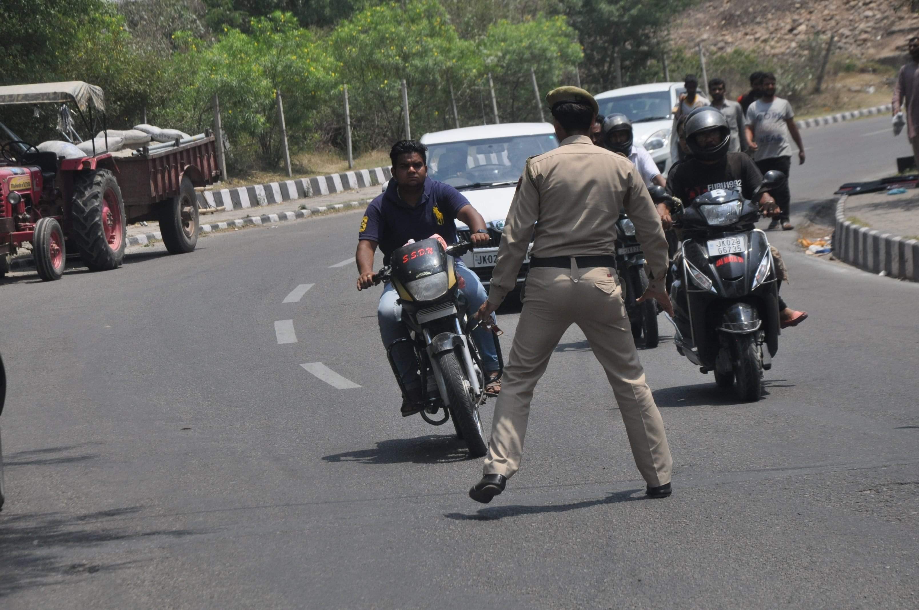 uttar pradesh cabinet amended motor vehicle rules, now pay 5 times more fine for traffic violations