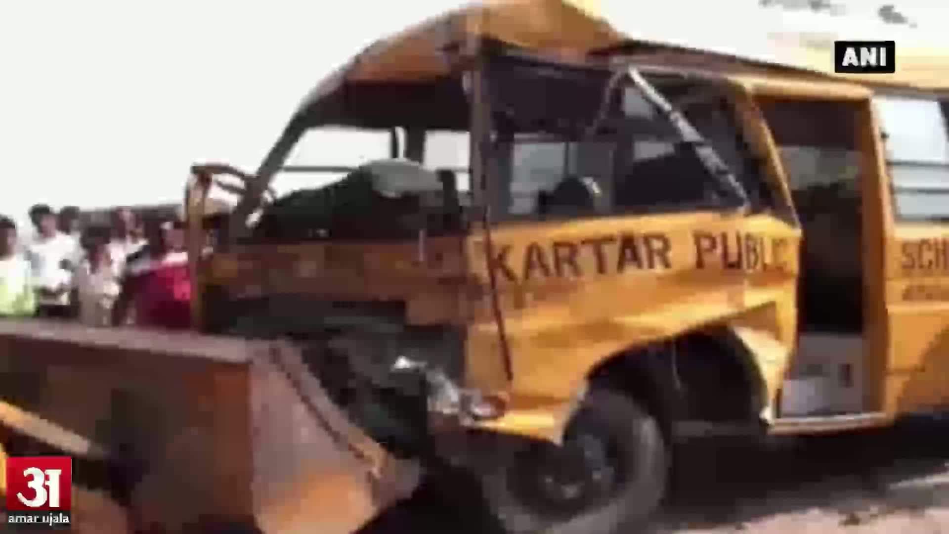 ट्रक और स्कूल बस में टक्कर