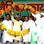 जदयू के राजनैतिक कार्यकर्ता सम्मेलन में बिहार के मुख्यमंत्री नीतीश कुमार आैर वरिष्ठ पार्टी नेता शरद यादव का माल्यार्पण कर स्वागत करते पार्टीजन।