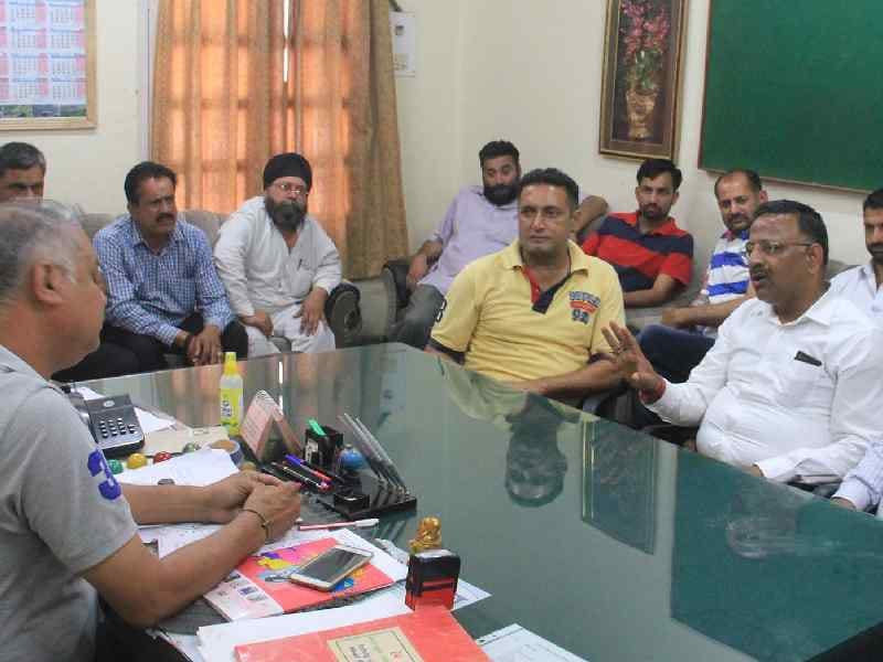 dispute, police and taxi operator dispute, pathankot