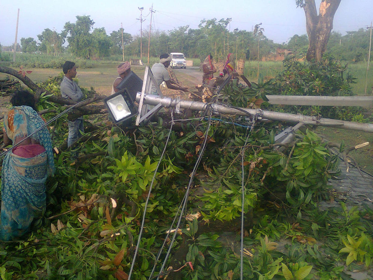 Storm and rain fell from the wire-pole, supply halt