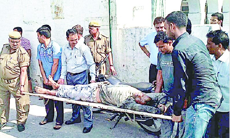 Three workers from falling unconscious into the river, scattering