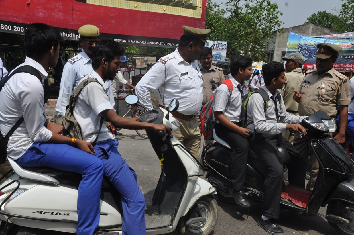 police check the bikers who drive withput DL