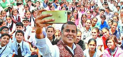 famous writer chetan bhagat in dharamshala himachal pradesh