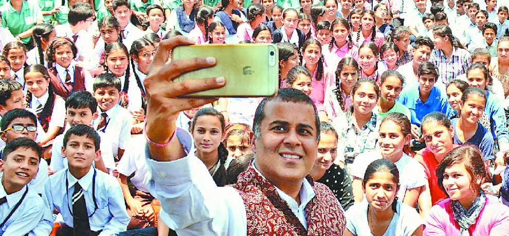famous writer chetan bhagat in dharamshala himachal pradesh