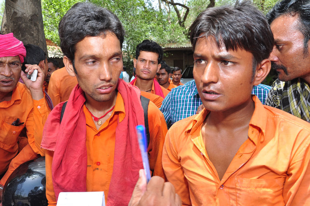 senior personnel threw water on his junior, gangmen's protest in Jhansi.