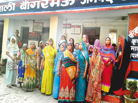Women poured alcohol lock in contracts