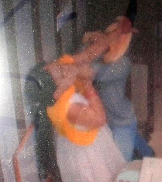 cctv footage captured couples fight with thief