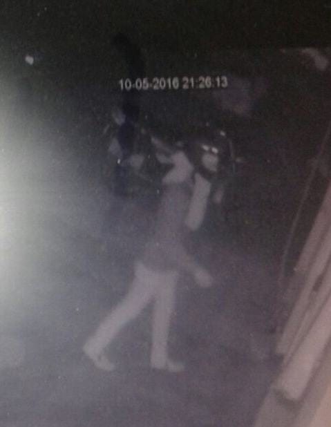 cctv footage captured couples fight with thief