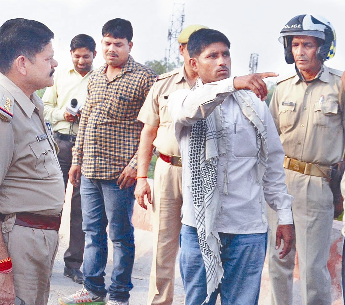 In broad daylight, robbed of half a million at the Guru Ka Taal overbridge