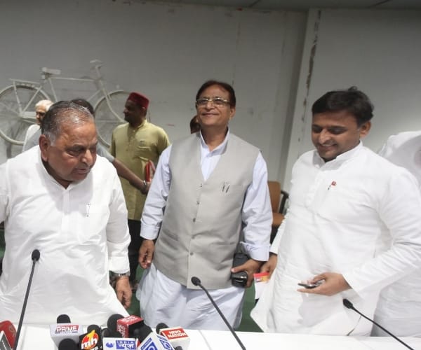 coldwar between mulayam and akhilesh started from mathura