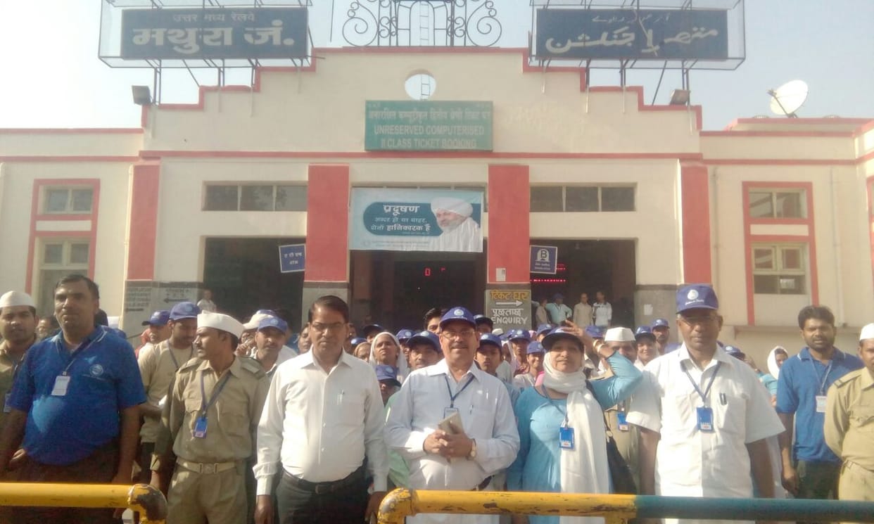 Nirankari devotees mourning the death of Baba Hardev wave