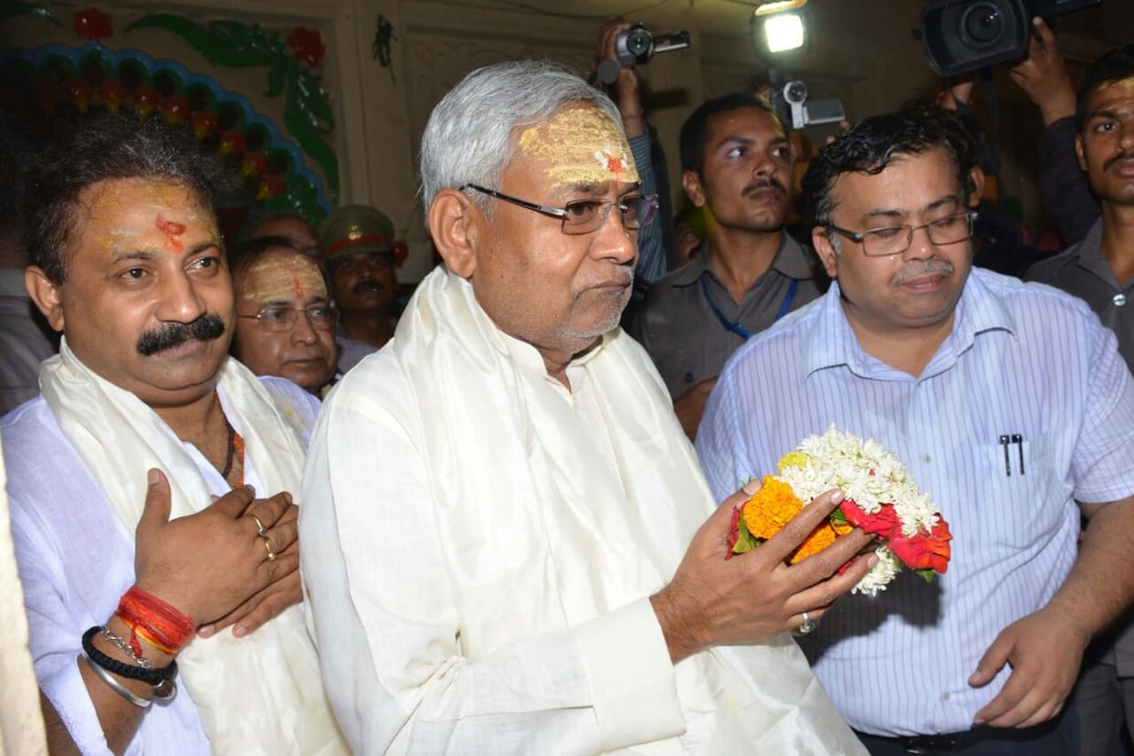 nitish kumar worship in sankat mochan temple banaras