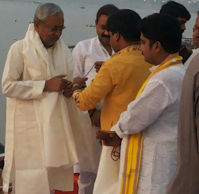 nitish kumar worship in sankat mochan temple banaras