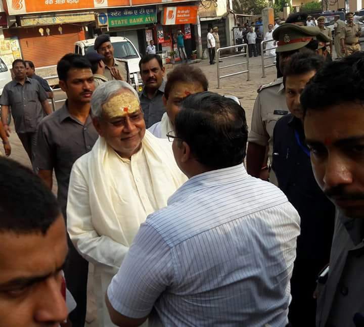 nitish kumar worship in sankat mochan temple banaras