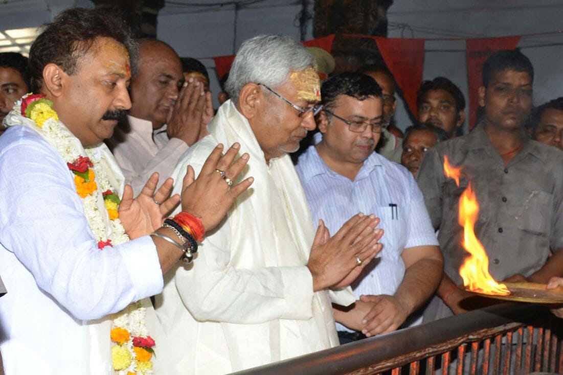 nitish kumar worship in sankat mochan temple banaras