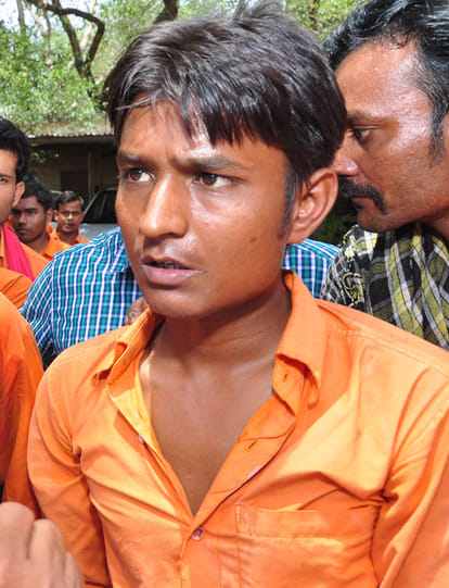 senior personnel threw water on his junior, gangmen's protest in Jhansi.