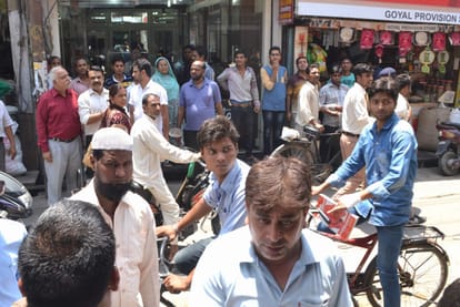 robbery in jewelers showroom in roorkee.