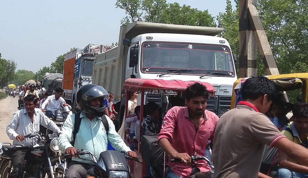 bahadurpur railway gate one hour going off, people upset