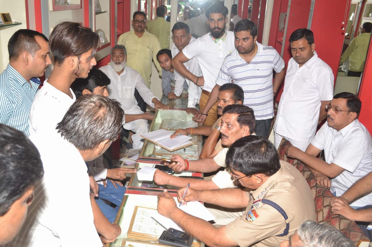robbery in jewelers showroom in roorkee.