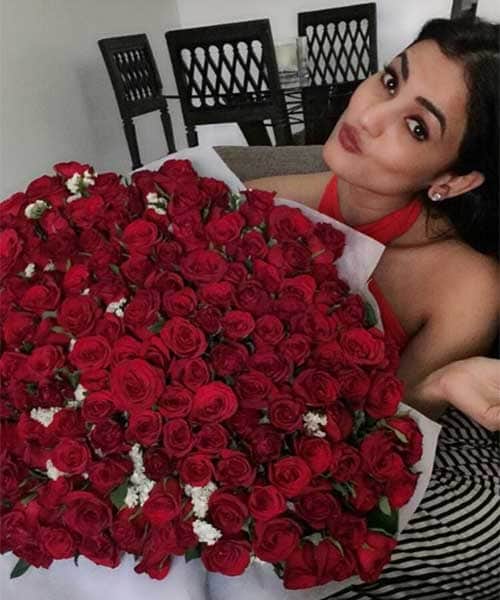 Sonal Chauhan's secret admirer sending 1000 roses everyday to her