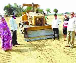 Farmers stopped four lane work