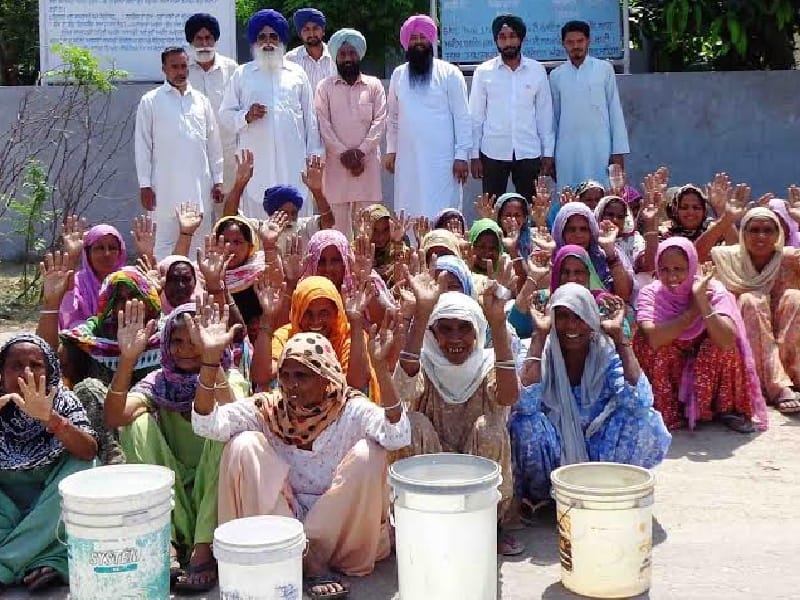 Water crisis, ladies encompass water supply office, Fatehgarh Sahib