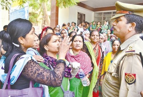 aanganbadi worker demandinding summer vacation