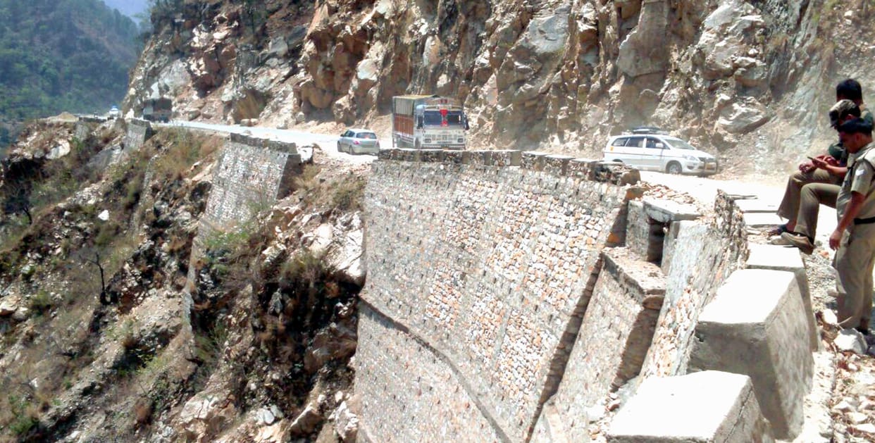 foreign tourist fell into trench died.