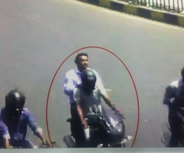 Police got CCTV footage of twenty lakh rupees loot.